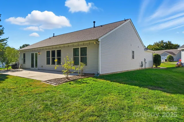 a view of a house with backyard and porch