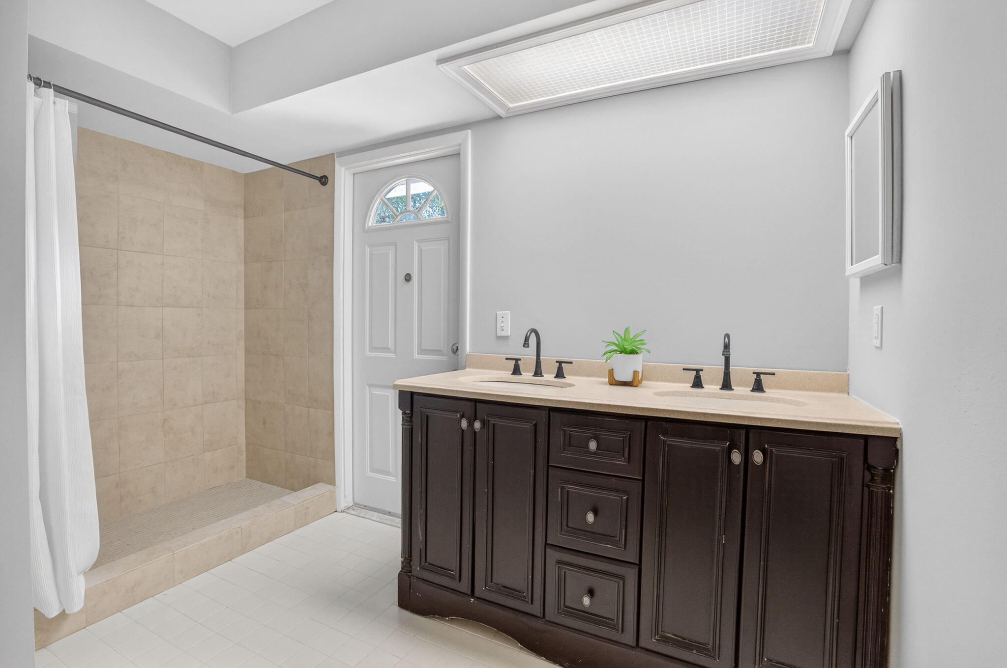 28 Hickory Hill Road Tequesta, FL 33469 - Photo 18 of 30 28 HH 2ND BA WITH SHOWER 50-web-or-mls-_