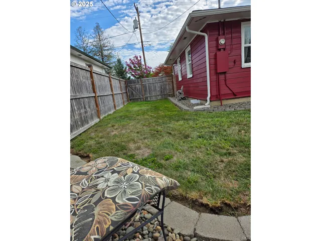 a view of a backyard