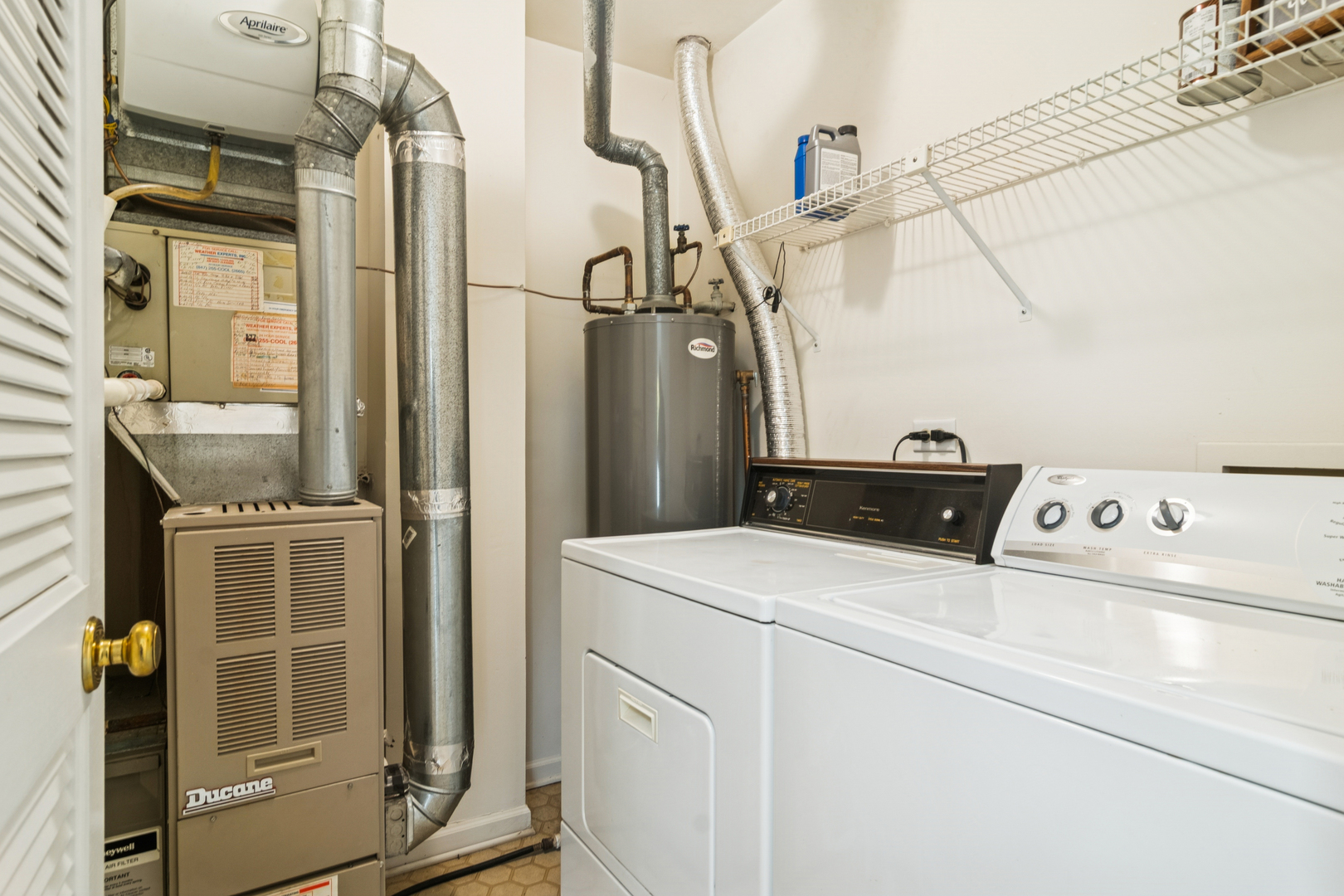 534 Park View Terrace, Unit 534 Buffalo Grove, IL 60089 - Photo 15 of 17 a utility room with dryer and washer