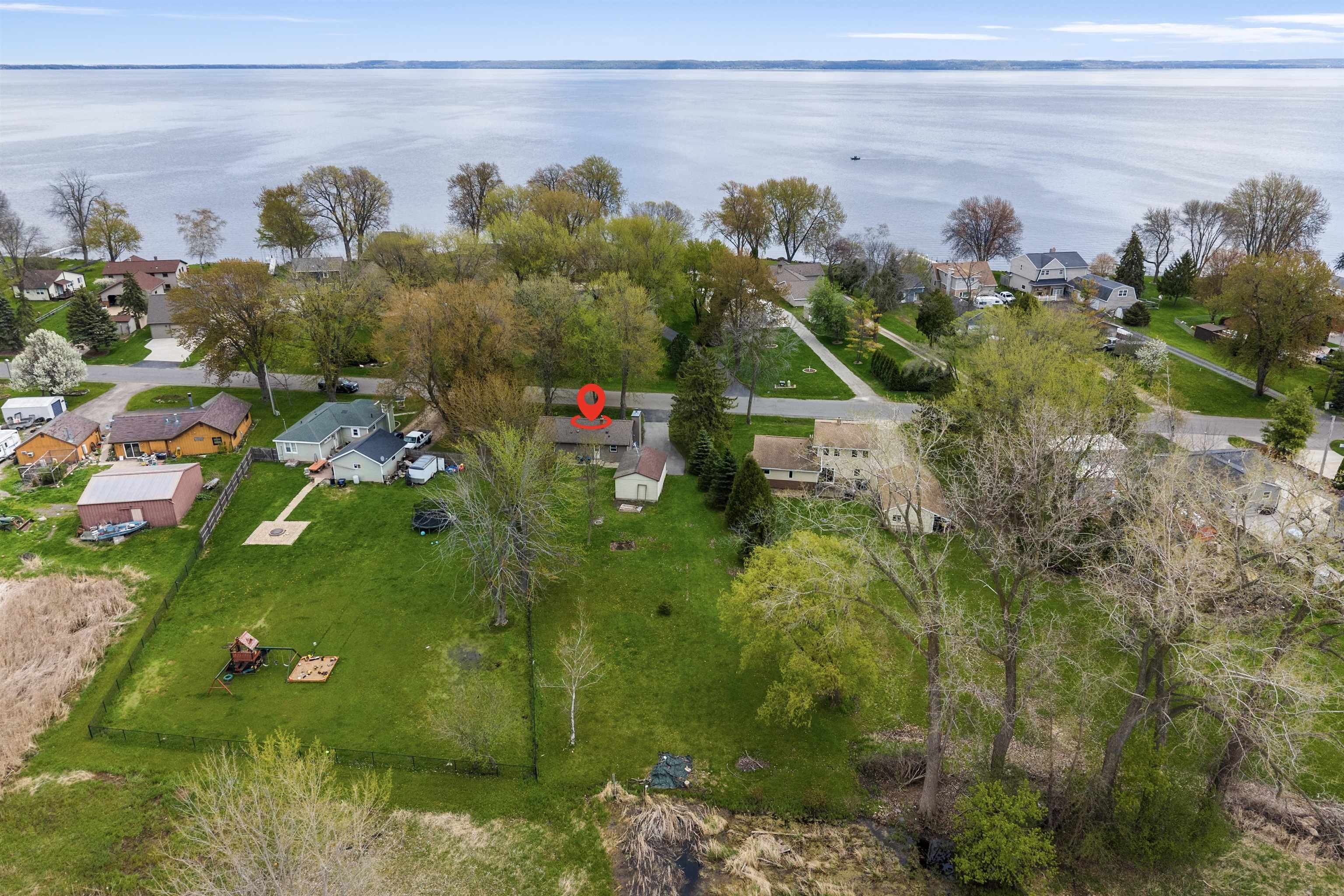 607 Hunters Point Road Neenah, WI 54956 - Photo 2 of 32