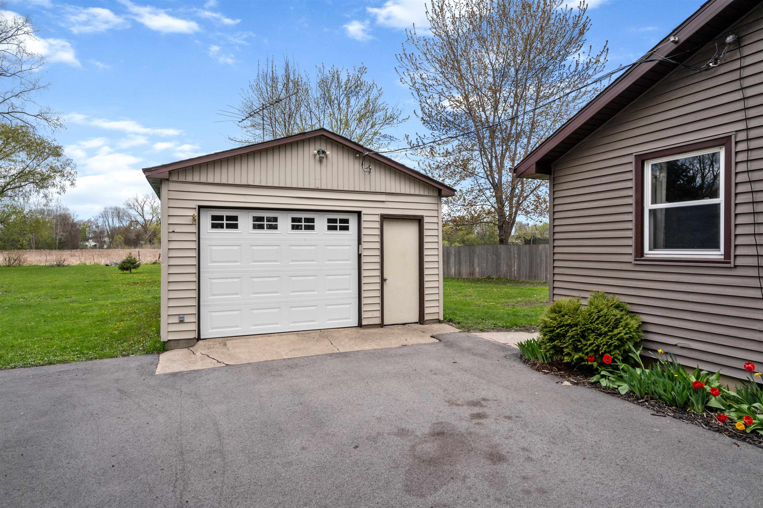 607 Hunters Point Road Neenah, WI 54956 - Photo 4 of 32