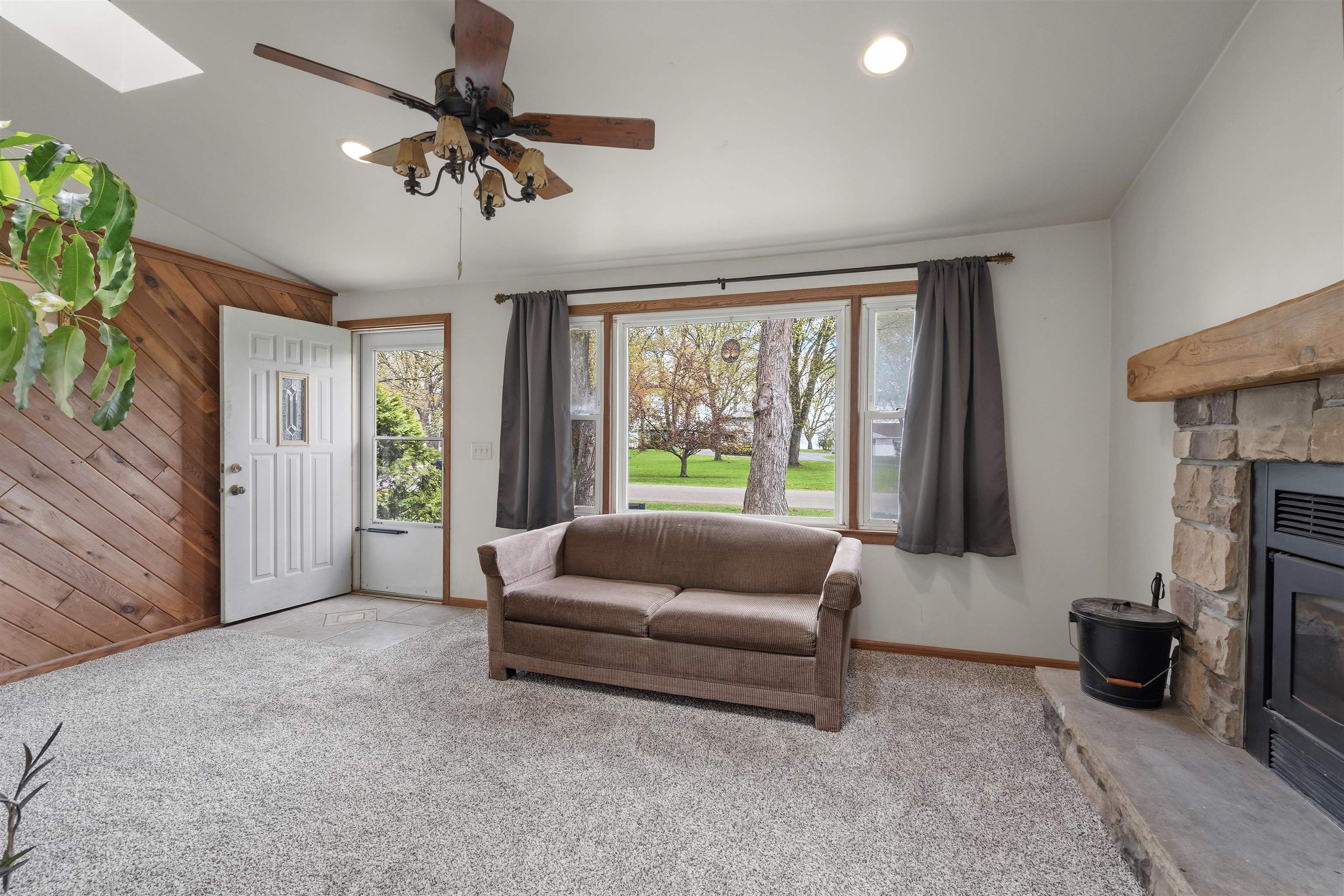 607 Hunters Point Road Neenah, WI 54956 - Photo 7 of 32