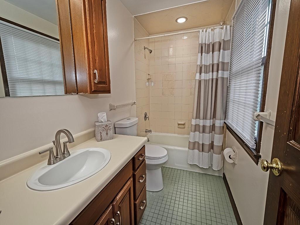 402 Dorseyville Road Pittsburgh, PA 15215 - Photo 15 of 33 a bathroom with a double vanity sink toilet mirror and shower