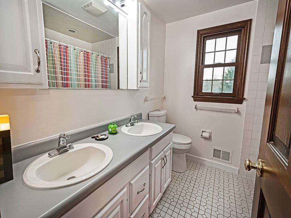 402 Dorseyville Road Pittsburgh, PA 15215 - Photo 19 of 33 a bathroom with a sink double vanity and a toilet
