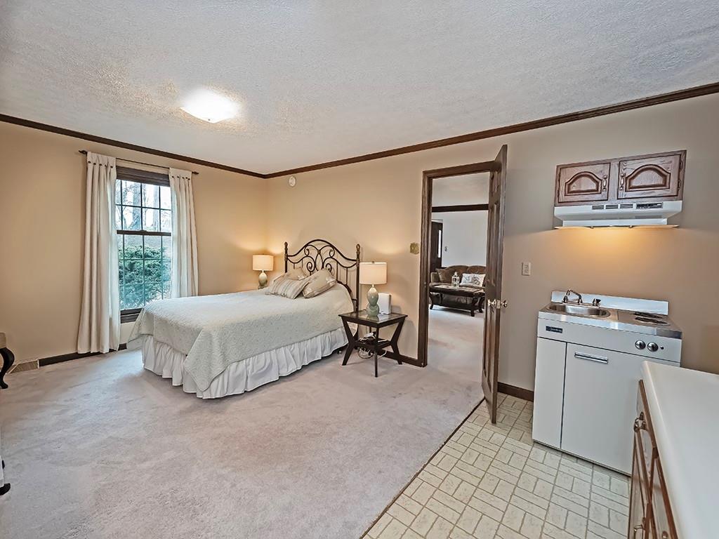 402 Dorseyville Road Pittsburgh, PA 15215 - Photo 23 of 33 a bedroom with a bed and a dresser