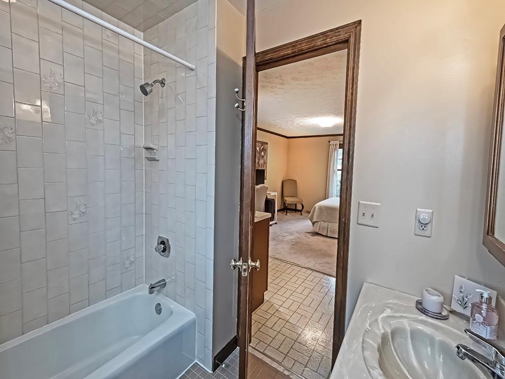 402 Dorseyville Road Pittsburgh, PA 15215 - Photo 26 of 33 a bathroom with a tub and shower