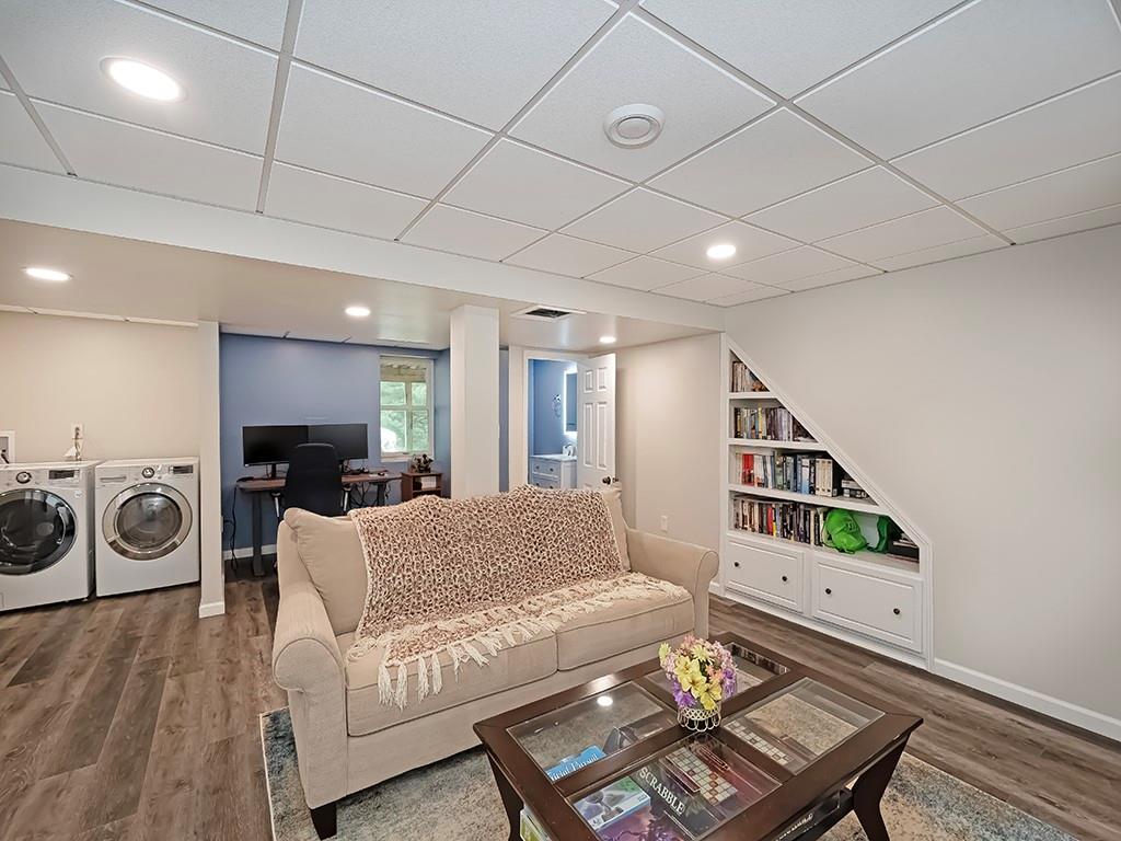 402 Dorseyville Road Pittsburgh, PA 15215 - Photo 28 of 33 a living room with furniture and a wooden floor