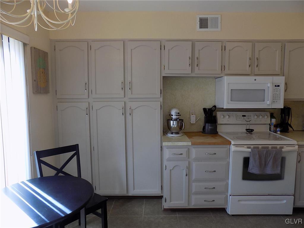 1550 Creekside Road Whitehall, PA 18052 - Photo 2 of 27