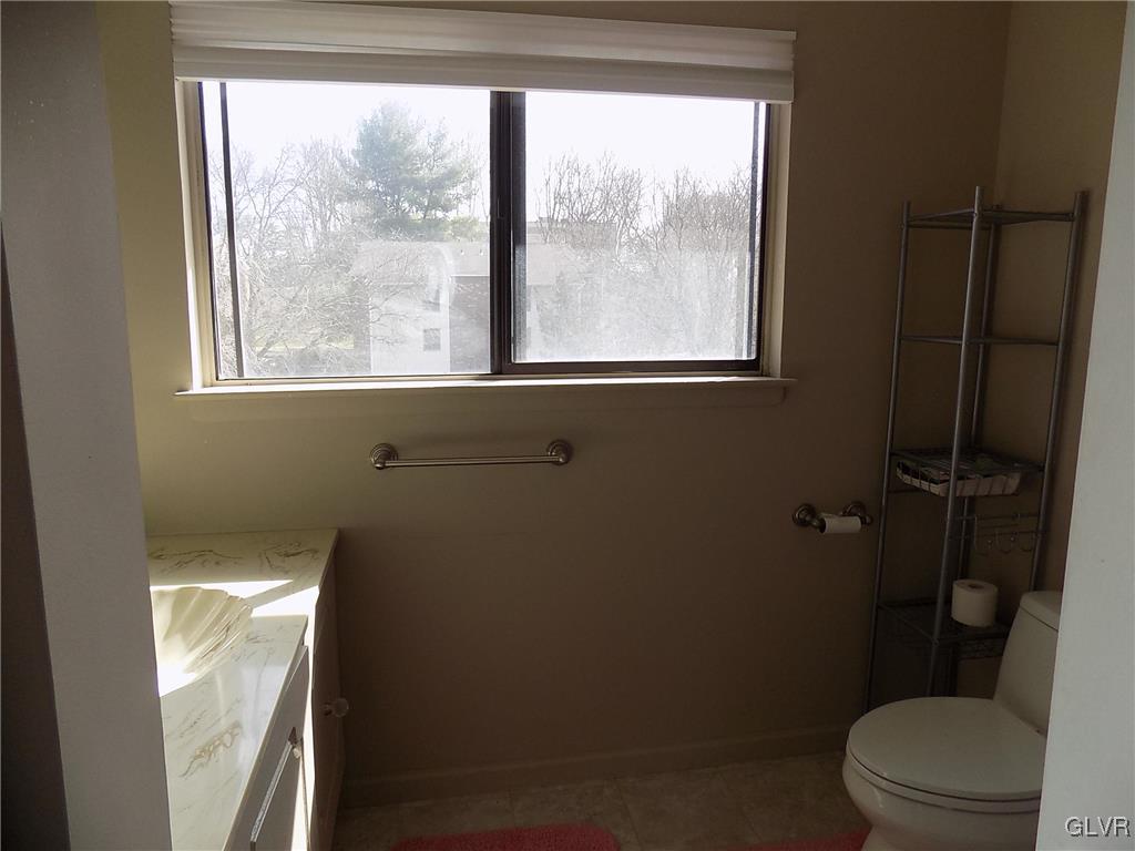 1550 Creekside Road Whitehall, PA 18052 - Photo 22 of 27 3rd floor master bath