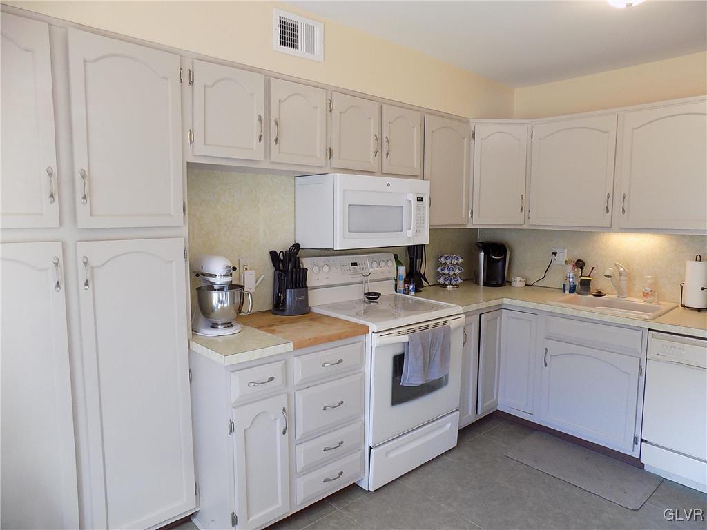 1550 Creekside Road Whitehall, PA 18052 - Photo 3 of 27