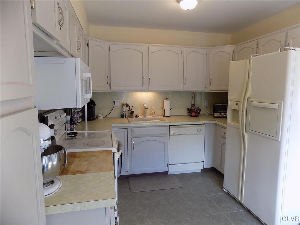 1550 Creekside Road Whitehall, PA 18052 - Photo 4 of 27