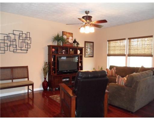 280 Maple Ridge Drive Canonsburg, PA 15317 - Photo 4 of 18 Living Room.