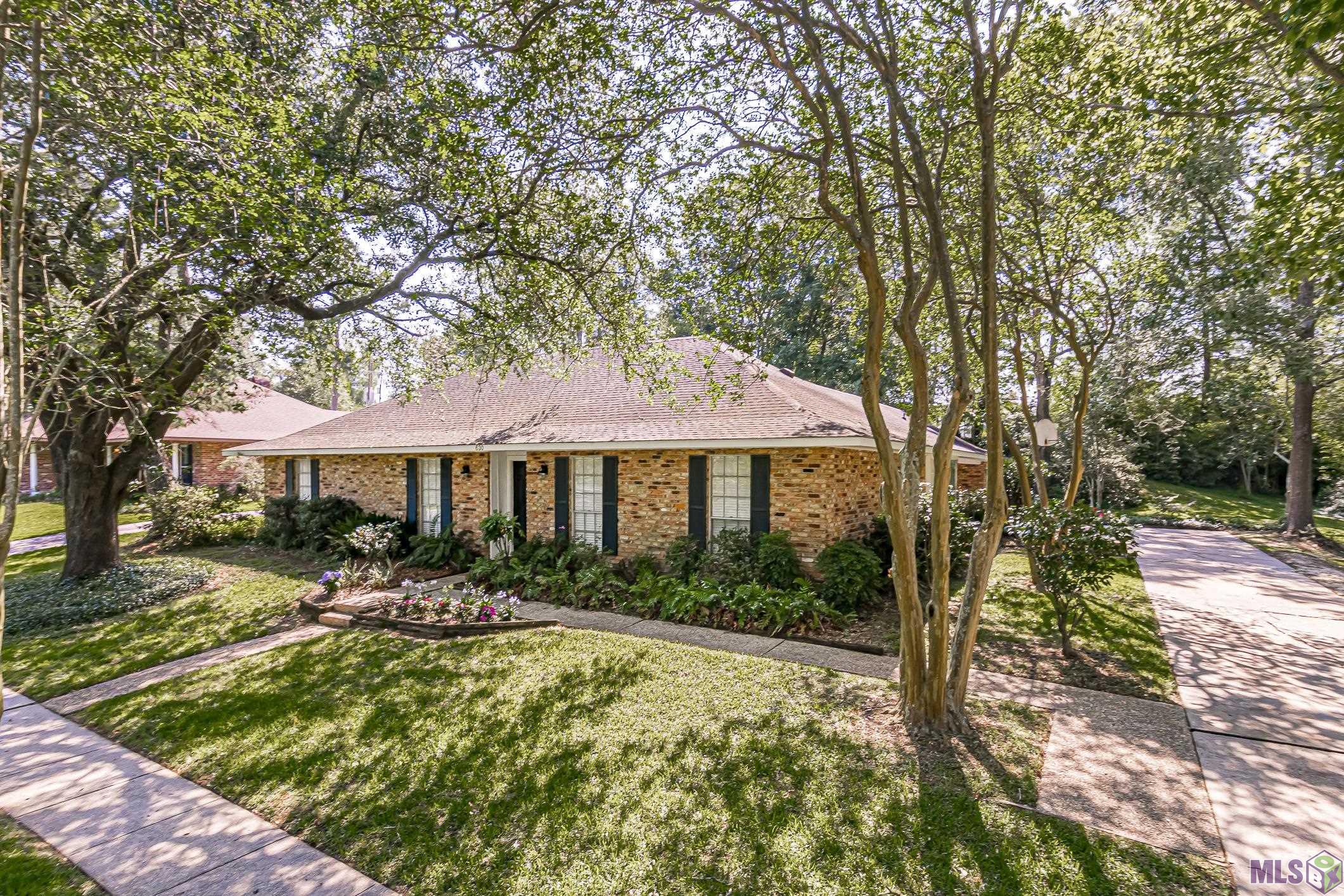 630 Rue Crozat Baton Rouge, LA 70810 - Photo 6 of 46 Front Elevation & Side Yard