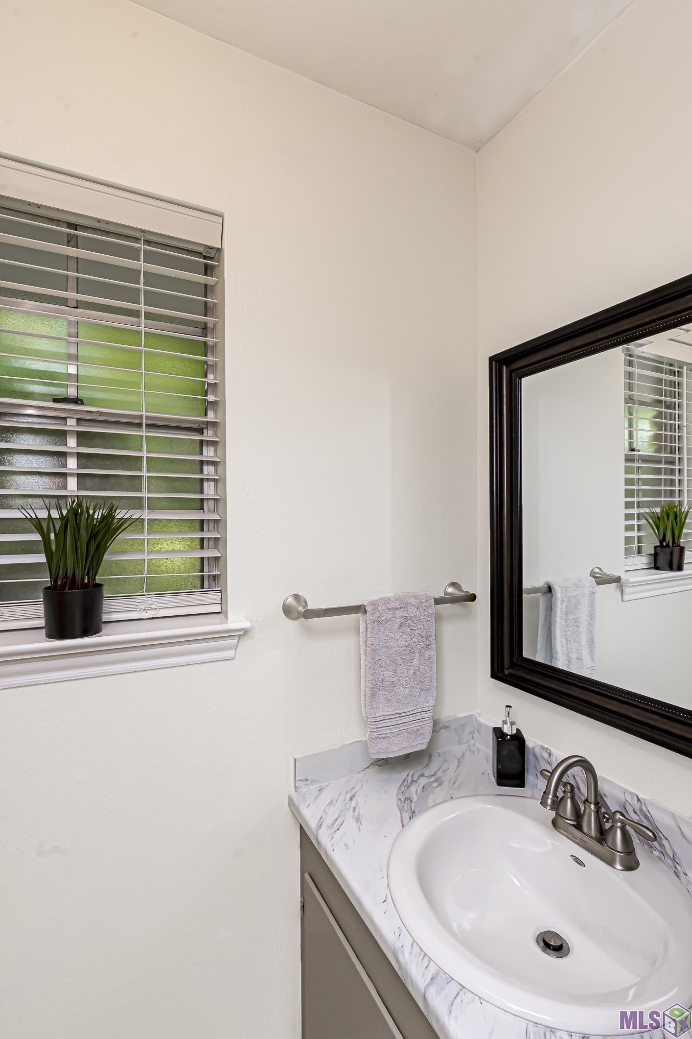 630 Rue Crozat Baton Rouge, LA 70810 - Photo 9 of 46 1/2 Bath off Laundry & B'fast area