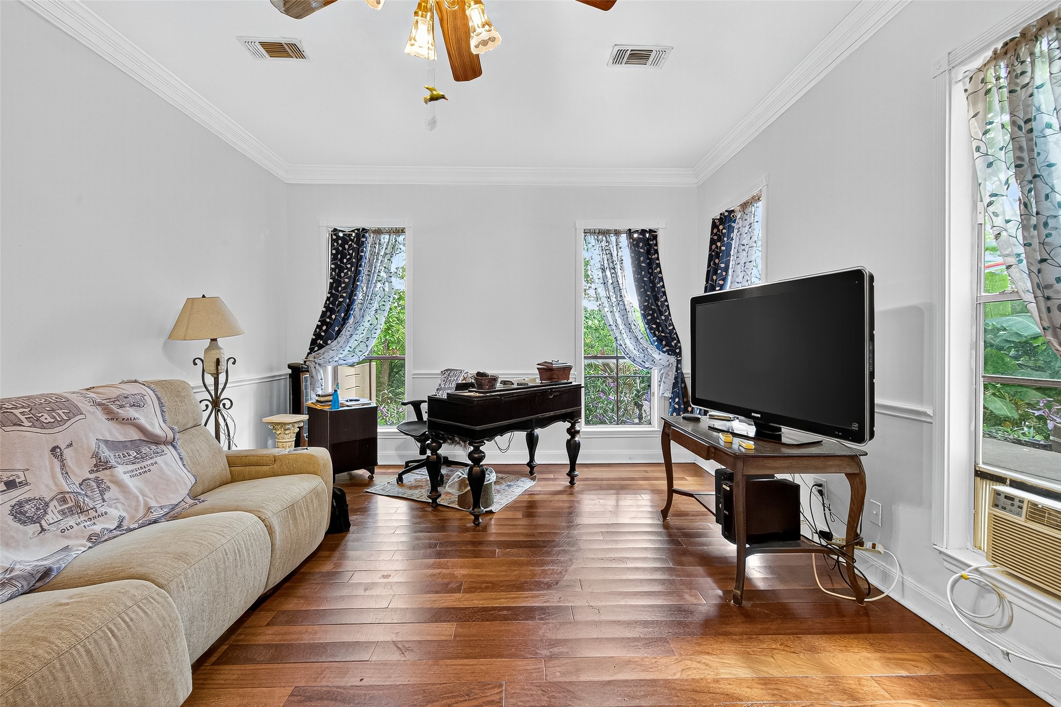 10116 Brighton Lane Houston, TX 77031 - Photo 23 of 50 a living room with furniture and a flat screen tv