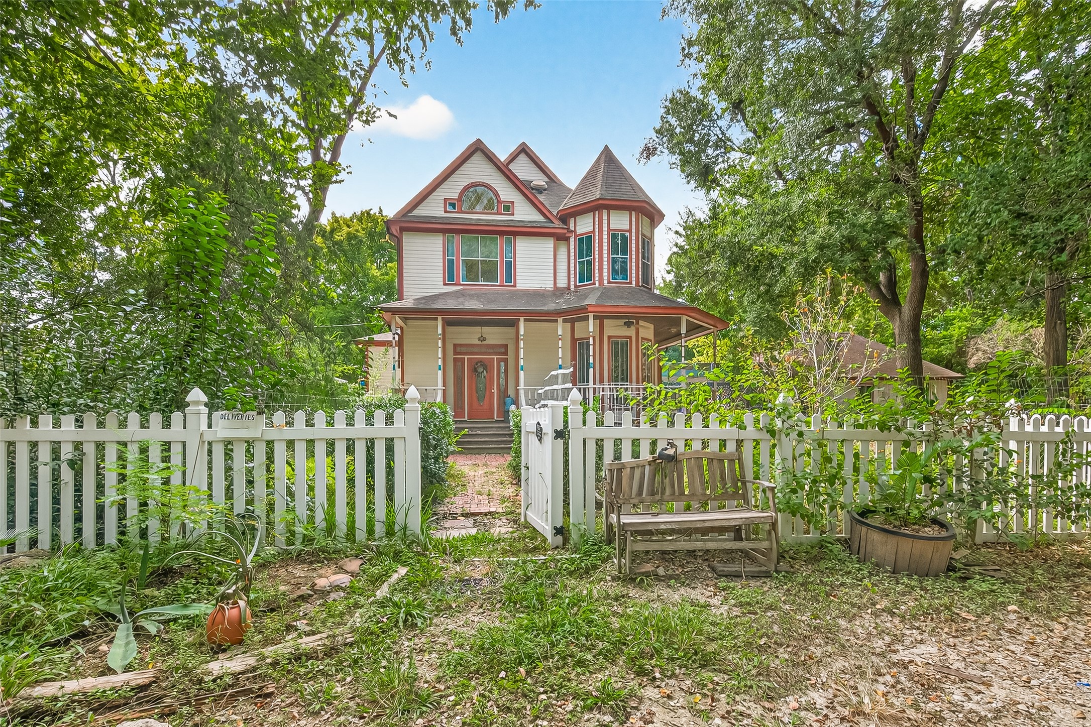 10116 Brighton Lane Houston, TX 77031 - Photo 3 of 50 a front view of a house with a garden