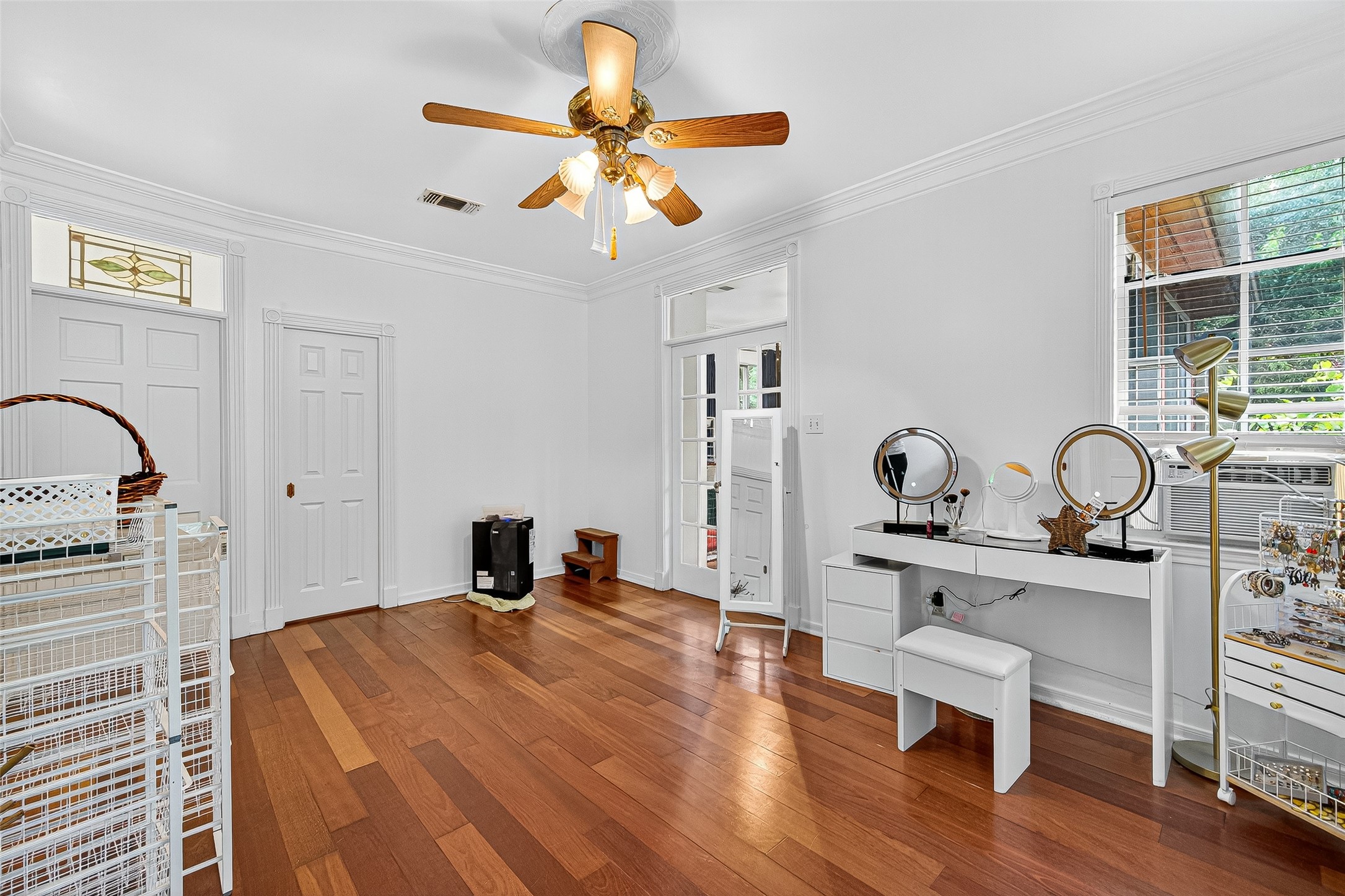 10116 Brighton Lane Houston, TX 77031 - Photo 34 of 50 a bedroom with a bed and a table