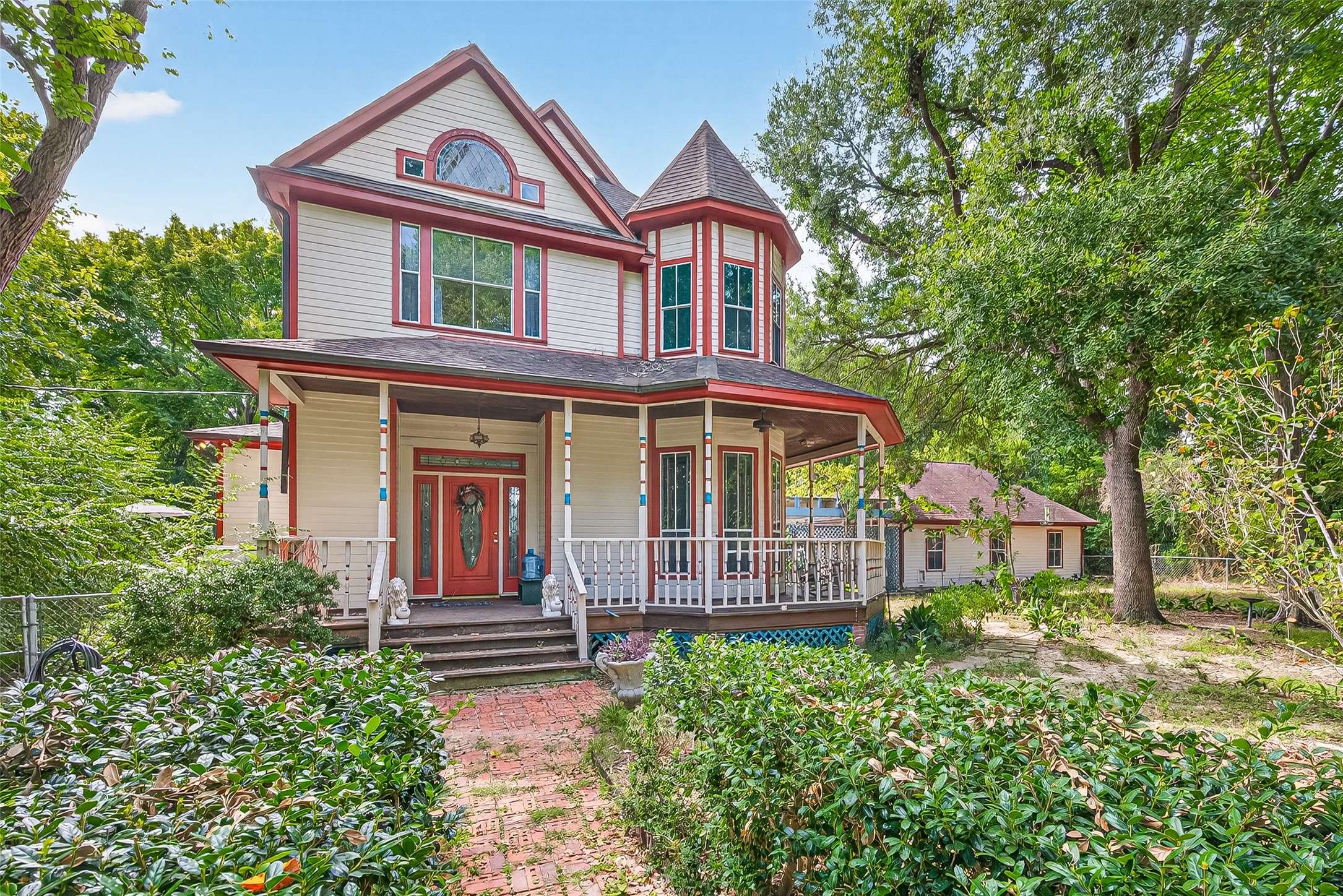 10116 Brighton Lane Houston, TX 77031 - Photo 4 of 50 a front view of a house with garden