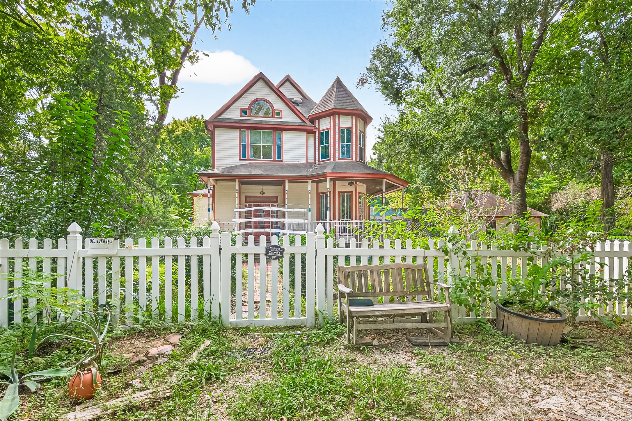 10116 Brighton Lane Houston, TX 77031 - Photo 5 of 50 a front view of a house with a garden
