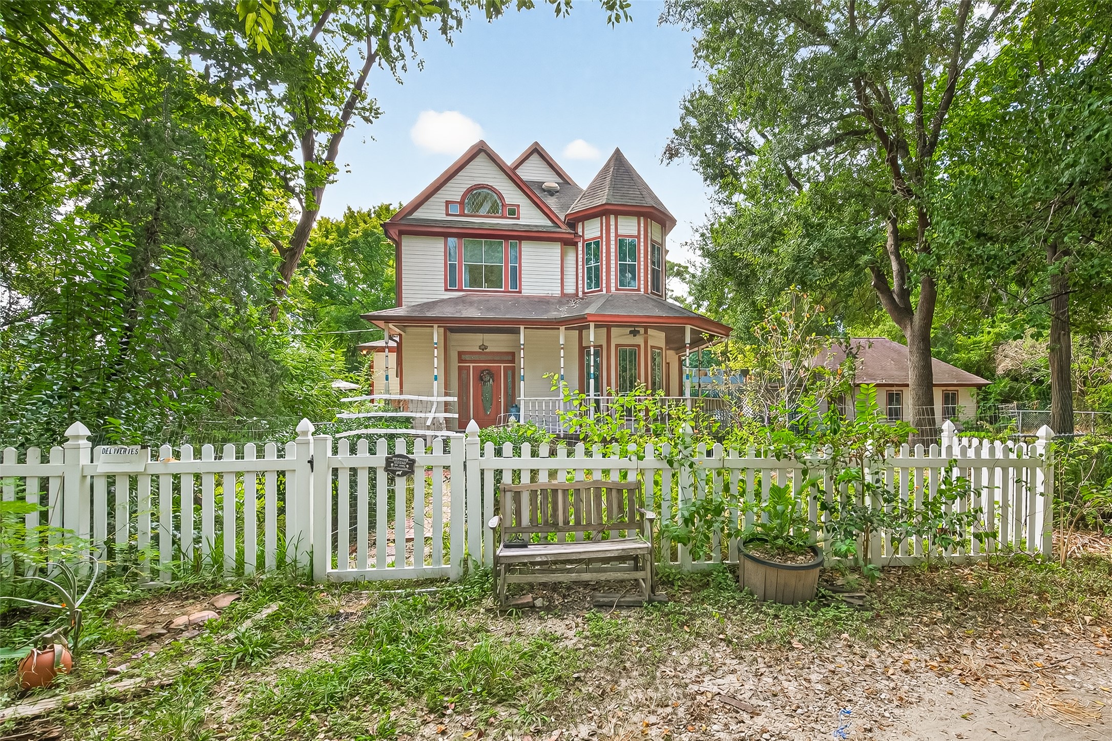 10116 Brighton Lane Houston, TX 77031 - Photo 6 of 50 a front view of a house with a garden