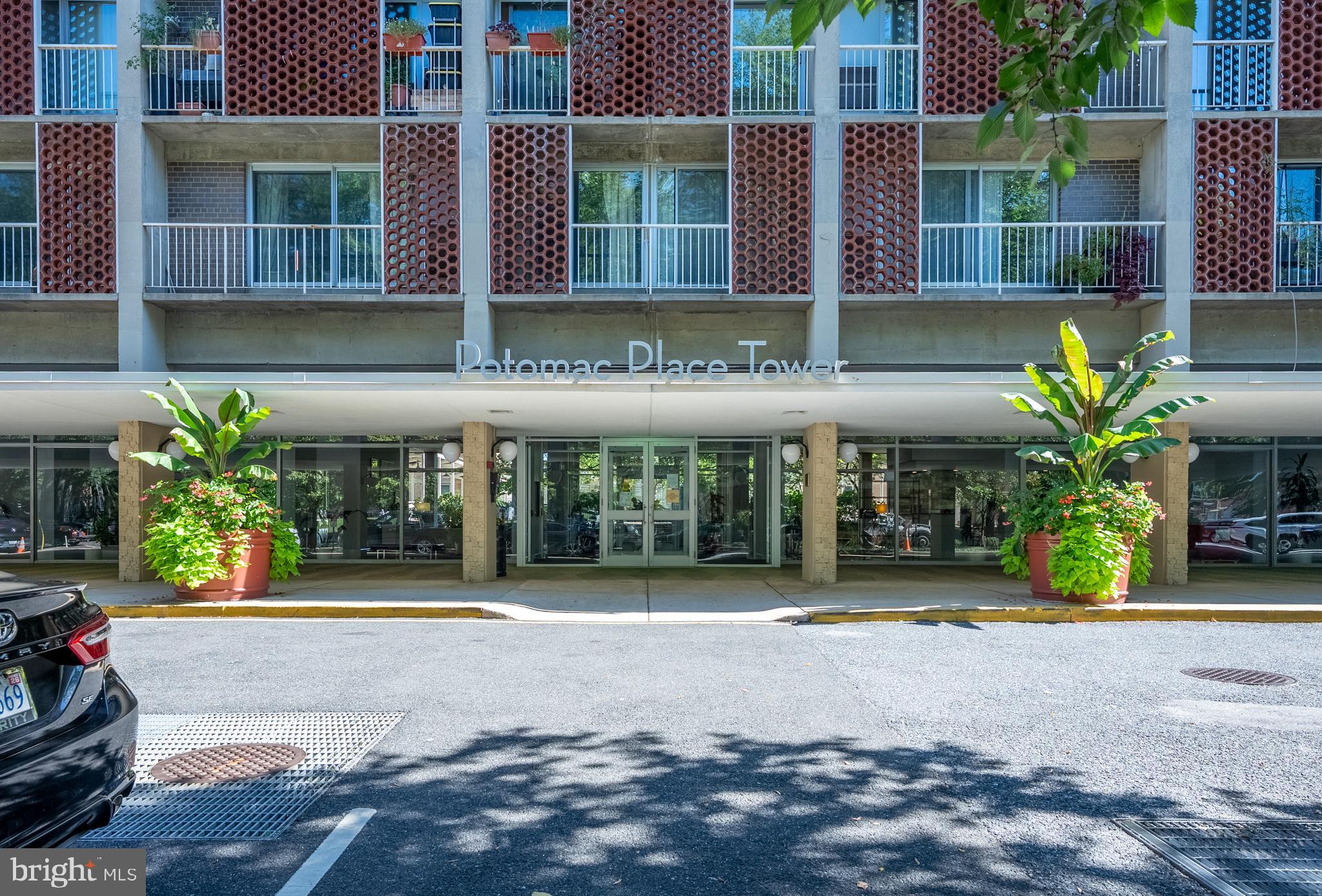 800 4th Street Southwest, Unit N312 Washington, DC 20024 - Photo 2 of 16 a front view of building with yellow lighting