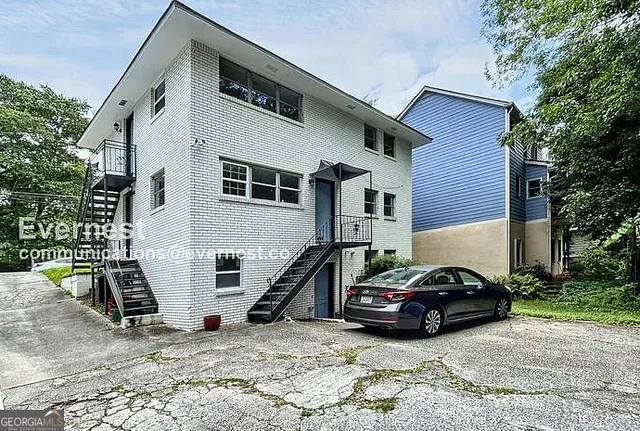 a car parked in front of white house
