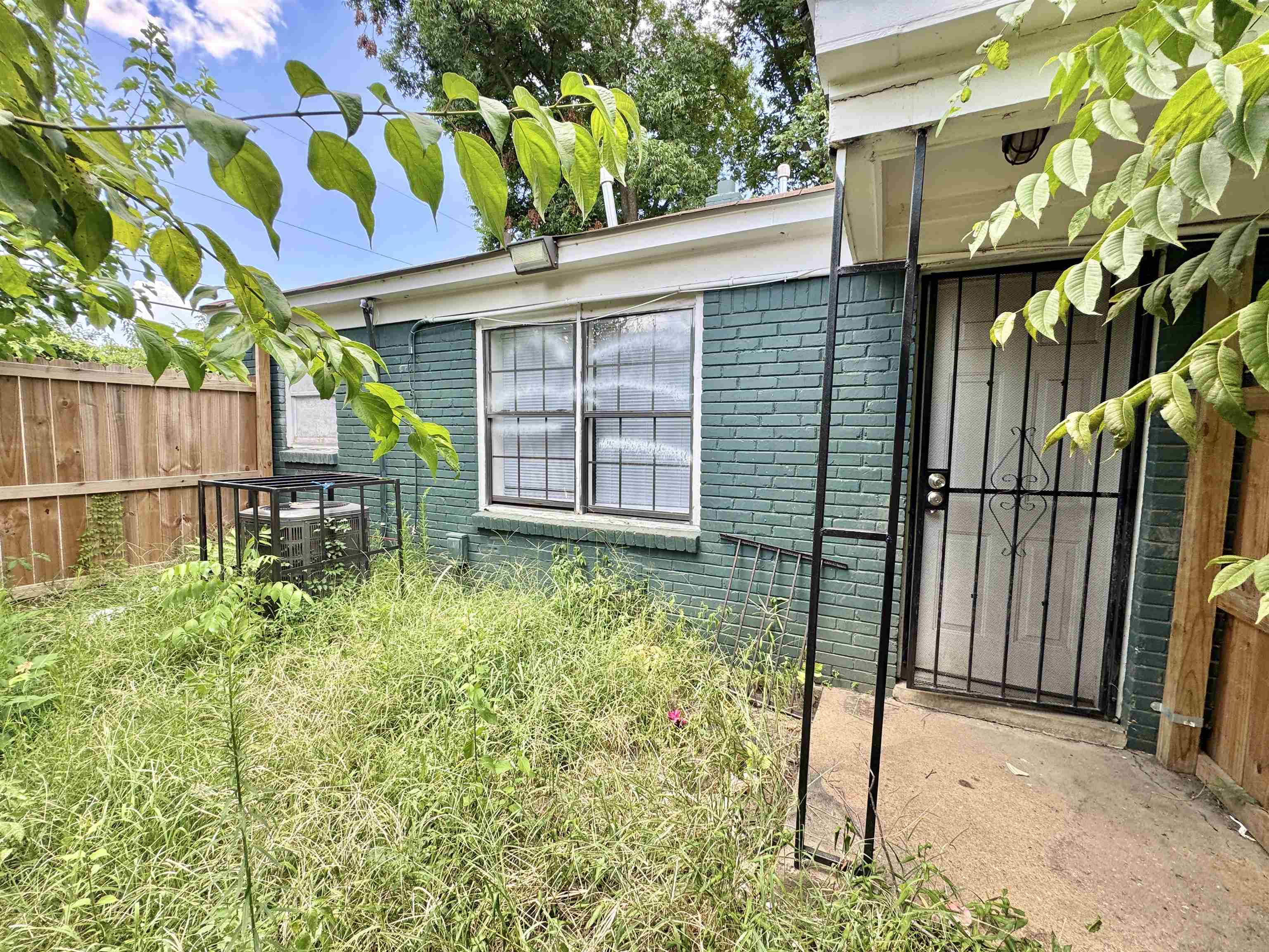1825 Castalia Street Memphis, TN 38114 - Photo 21 of 30 a backyard of a house with lots of green space