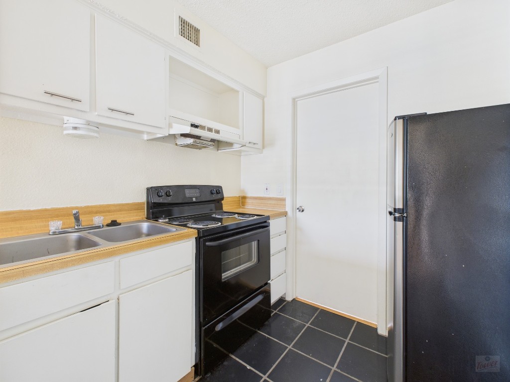 3000 Guadalupe Street, Unit 314 Austin, TX 78705 - Photo 5 of 12 a kitchen with stainless steel appliances a stove and a refrigerator