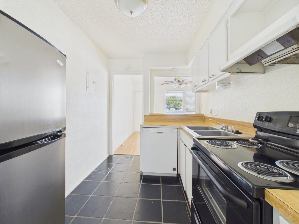 3000 Guadalupe Street, Unit 314 Austin, TX 78705 - Photo 10 of 12 a kitchen with a stove and a refrigerator