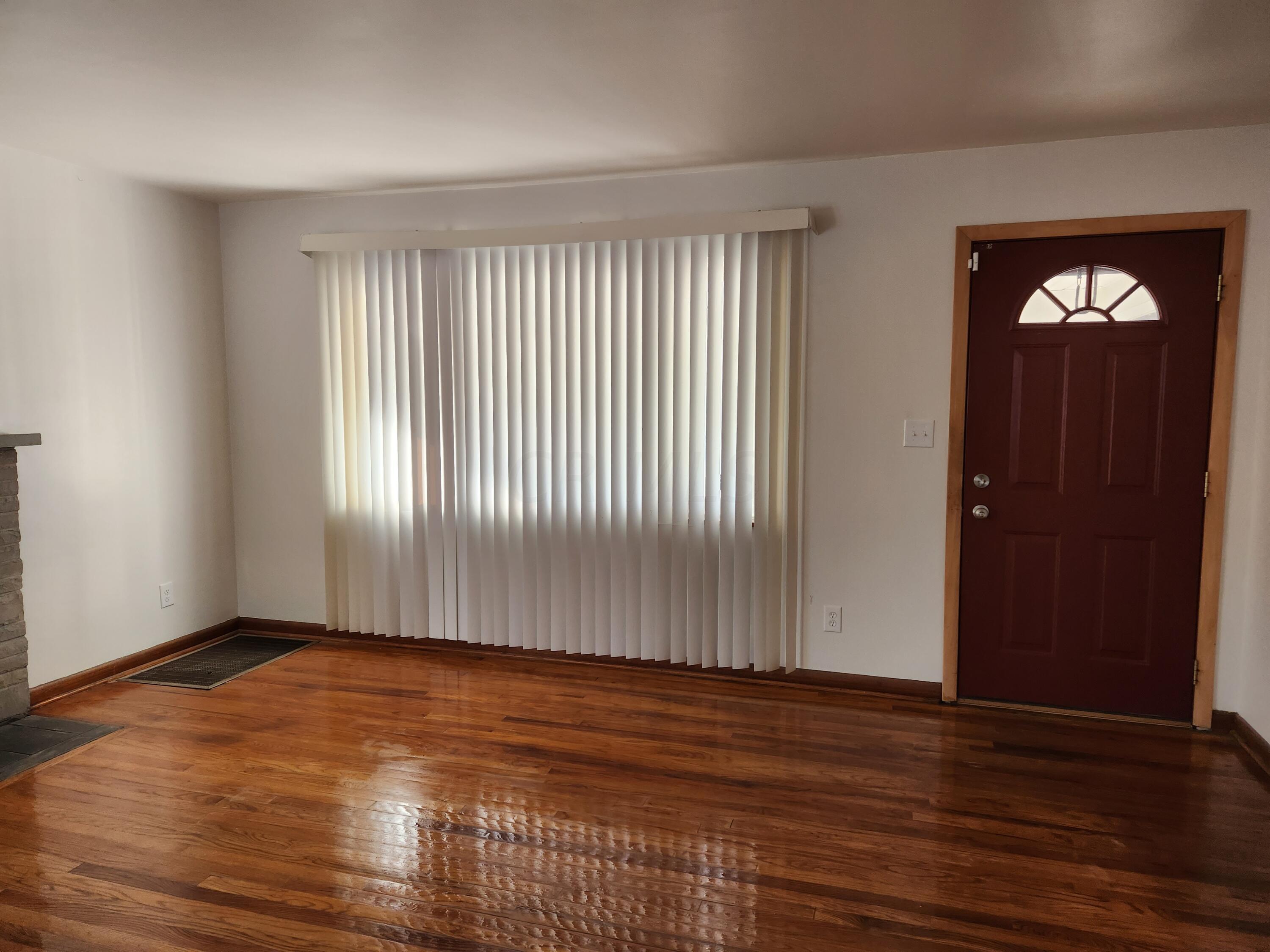 820 S James Living Rm