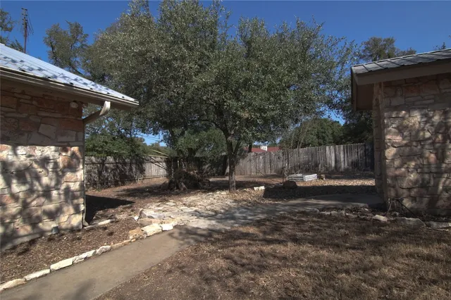 a view of backyard of the house
