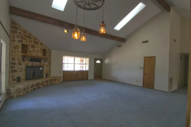 a view of empty room with window