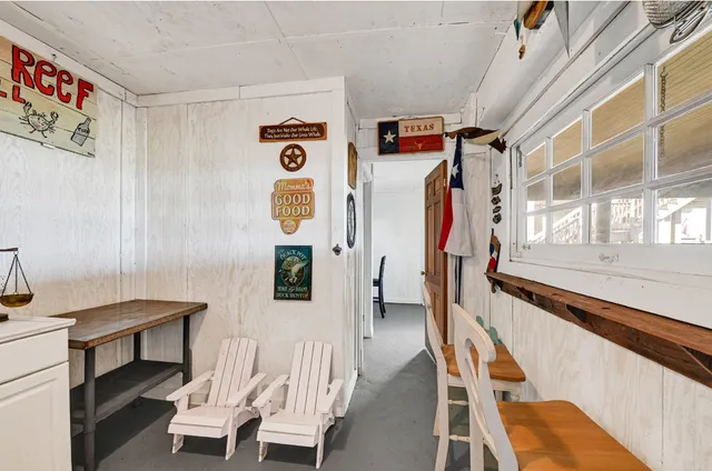 a view of entryway with furniture