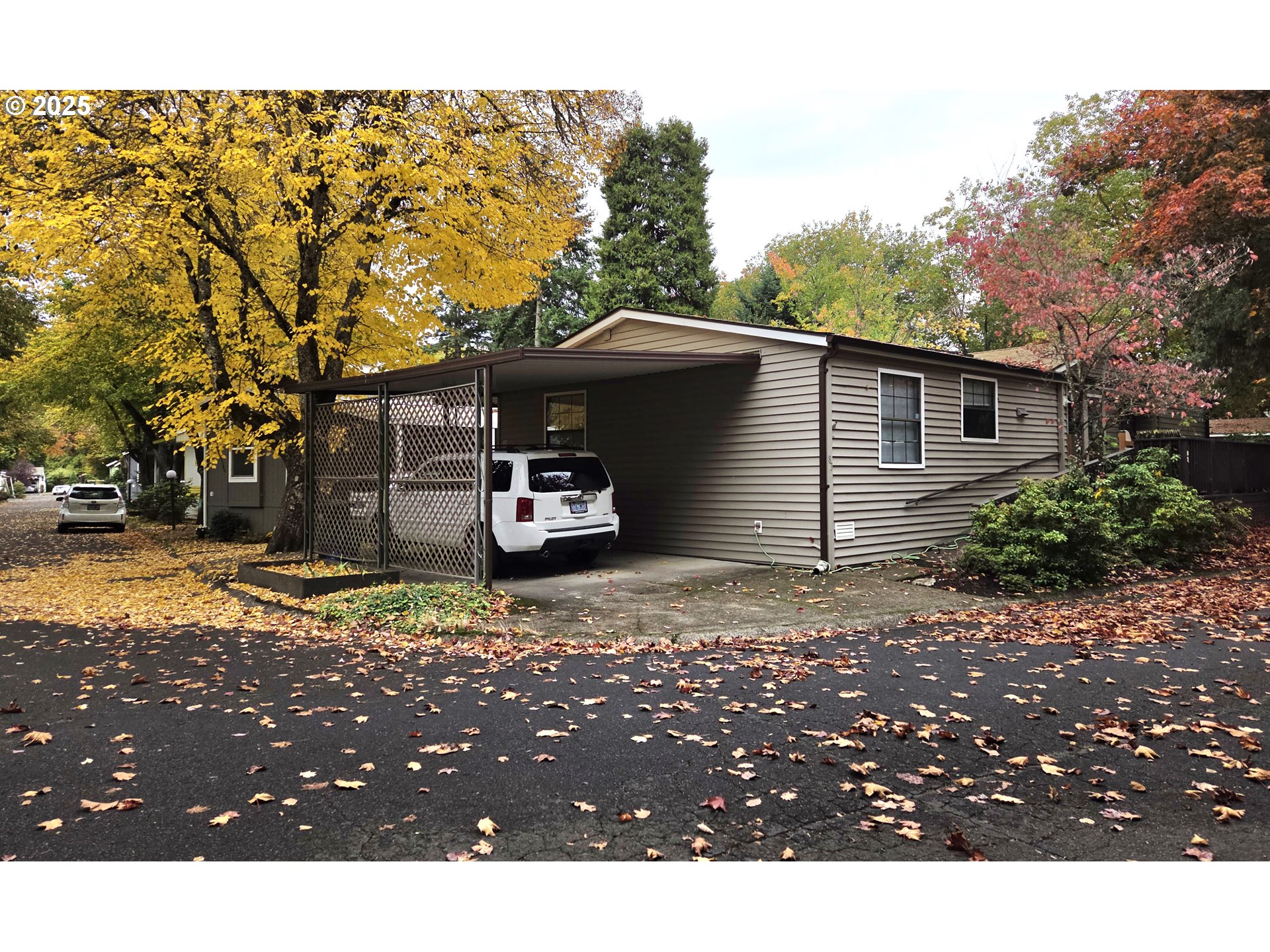 1475 Green Acres Road, Unit 83 Eugene, OR 97408 - Photo 2 of 19 a backyard of a house with lots of green space