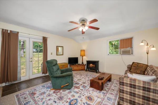 a view of a backyard