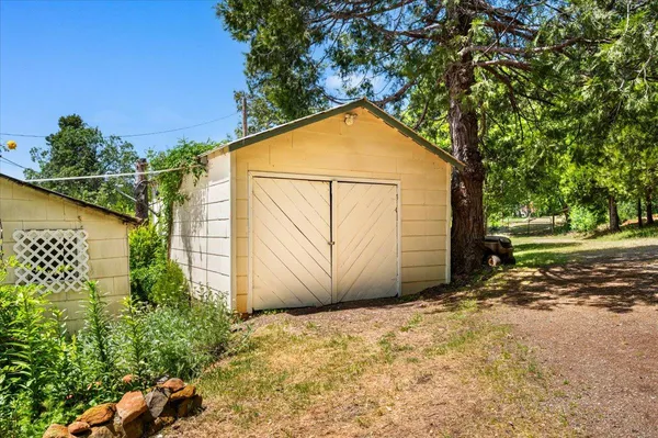 a view of yard with green space
