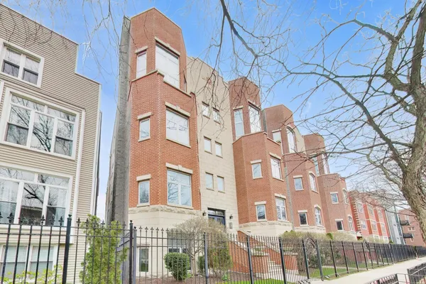 $450,000 | 2629 North Ashland Avenue, Unit 1B, Chicago, IL 60614