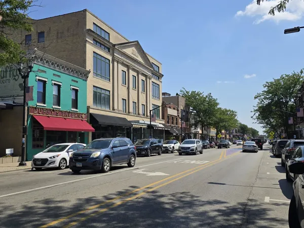 $172,900 | 1101 Harlem Avenue, Unit 203, Oak Park, IL 60130