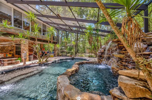 a view of a backyard