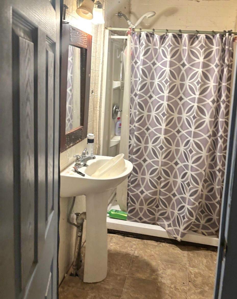 261 Ross Avenue Gallatin, TN 37066 - Photo 8 of 15 a bathroom with a sink and mirror