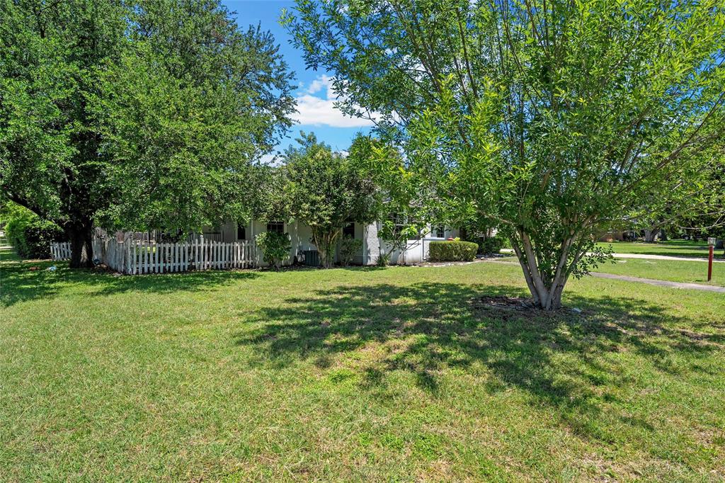 3225 Windsor Avenue Waco, TX 76708 - Photo 24 of 25 Expansive lawn with mature trees and a white picket fence