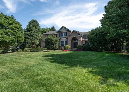 $1,699,000 | 12 Dupont Court, Dix Hills, NY 11746