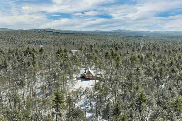 $895,000 | 37 Oconnor Lane, Albany, NH 03818