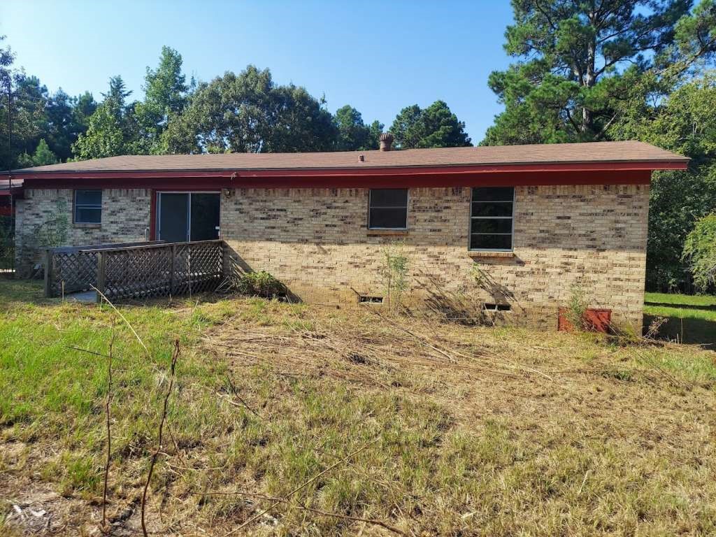 5724 Highway 154 Marshall, TX 75670 - Photo 9 of 11 a front view of a house with a yard