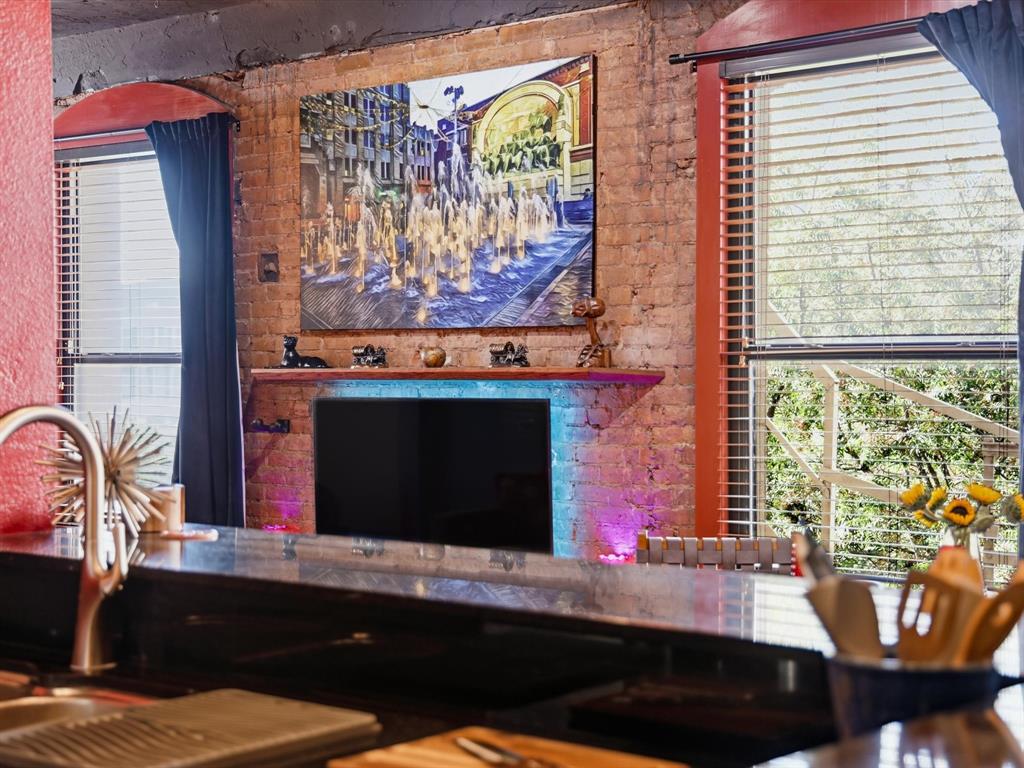 910 Houston Street, Unit 305 Fort Worth, TX 76102 - Photo 4 of 22 a bedroom with a bed and a window