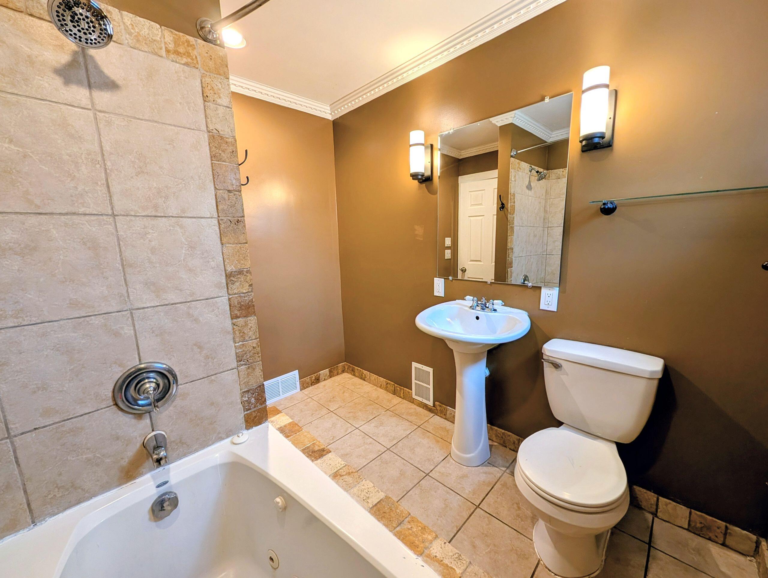 3918 Mapleleaf Road Waterford, MI 48328 - Photo 15 of 52 Bathroom