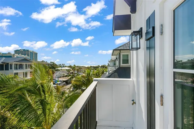 $3,950,000 | 211 Grant Drive, Sarasota, FL 34236