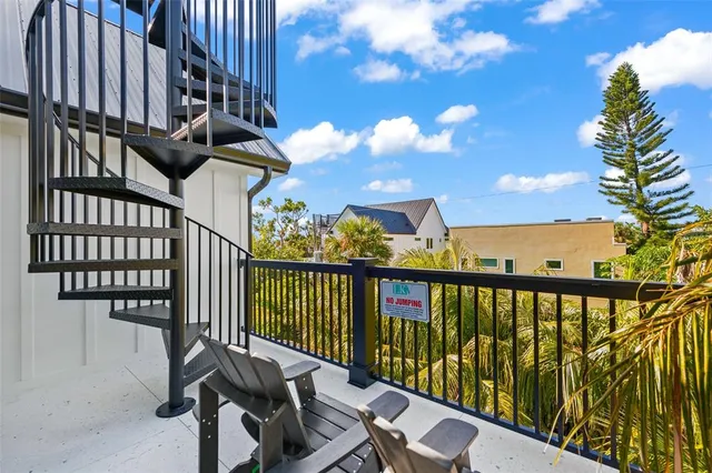 $3,950,000 | 211 Grant Drive, Sarasota, FL 34236