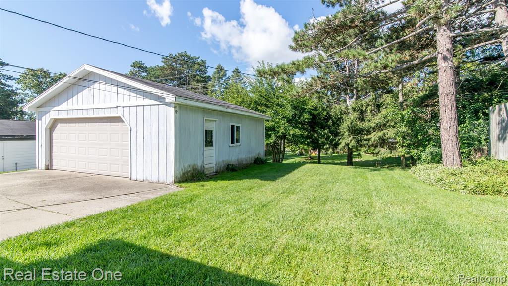 931 Duke Road Milford, MI 48381 - Photo 4 of 26